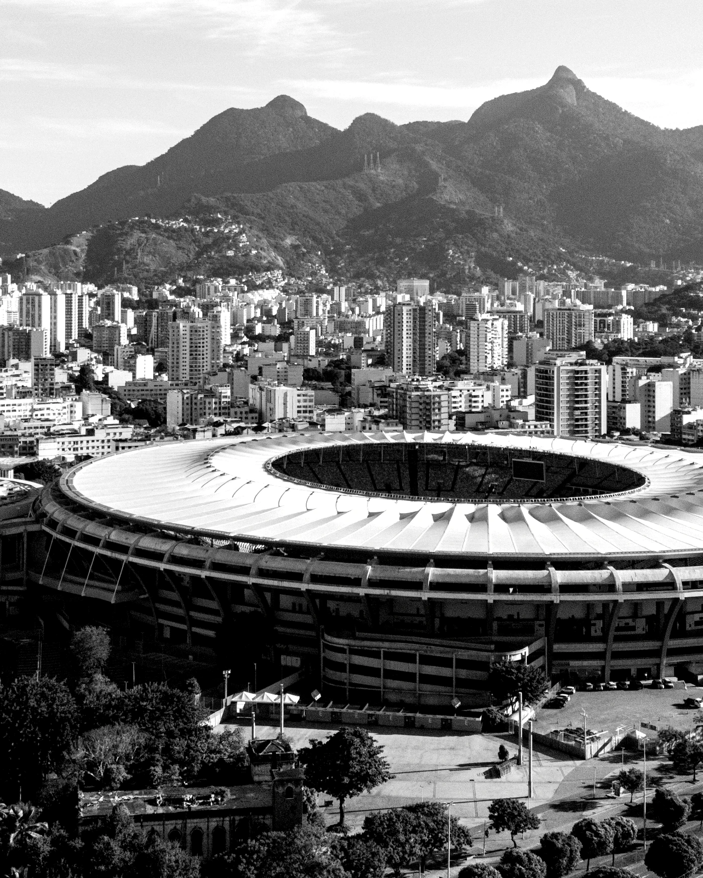 Vista aérea do Maracanã e do entorno, tratada em trama de meio-tom.