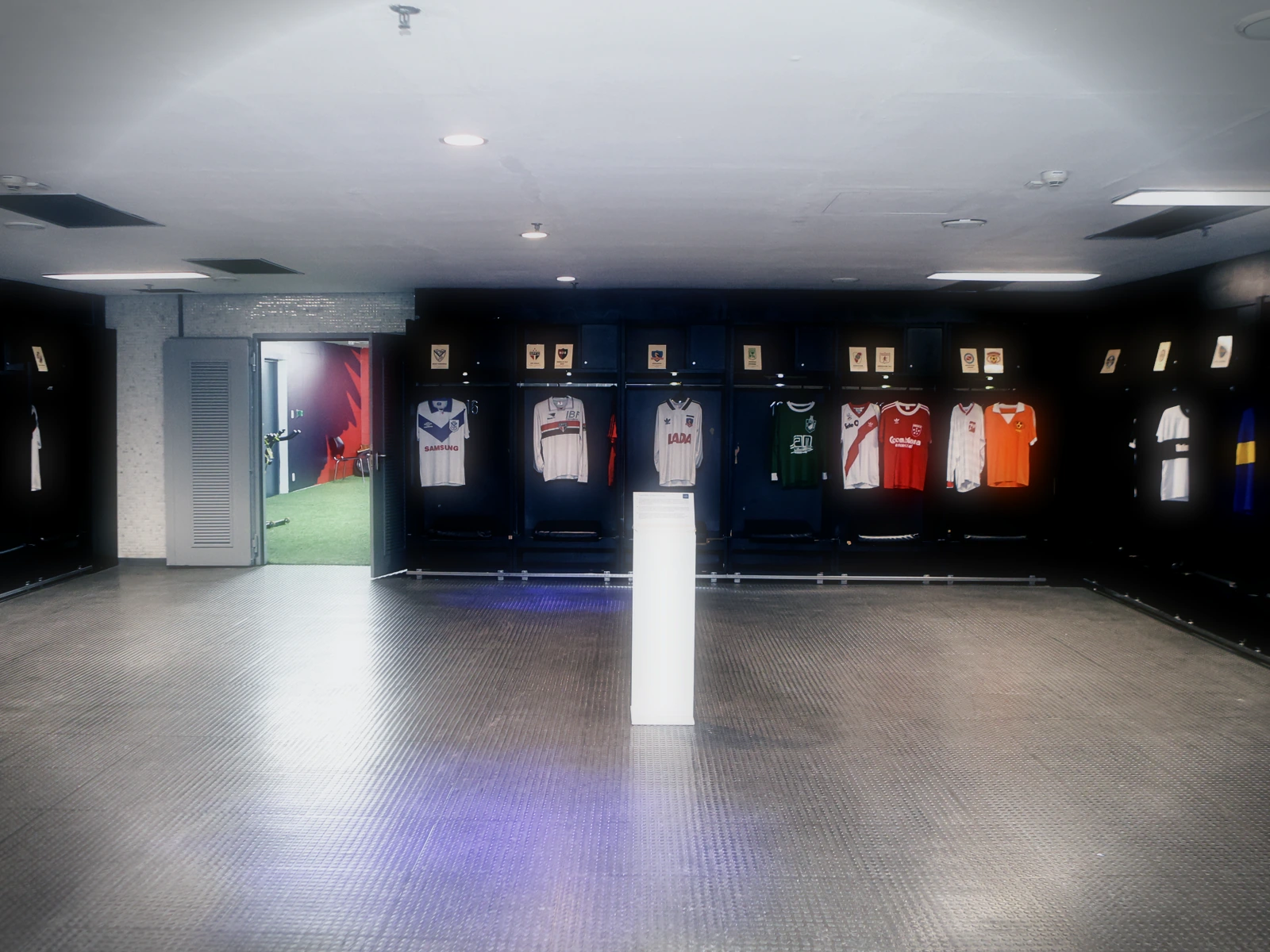 Vestiário do Maracanã com camisas de clubes penduradas nos armários.