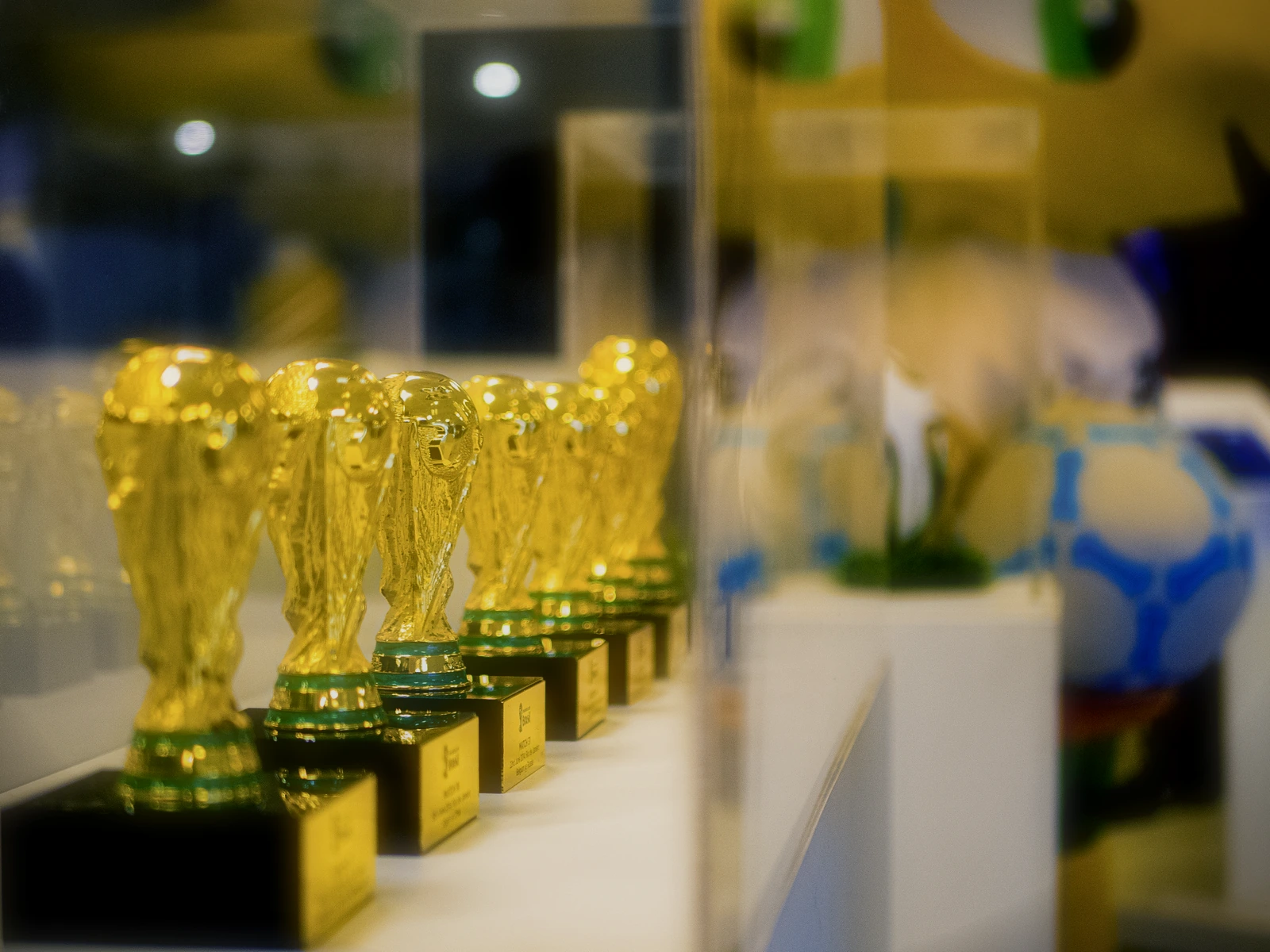 Réplicas douradas da taça da Copa do Mundo no acervo histórico do Maracanã.