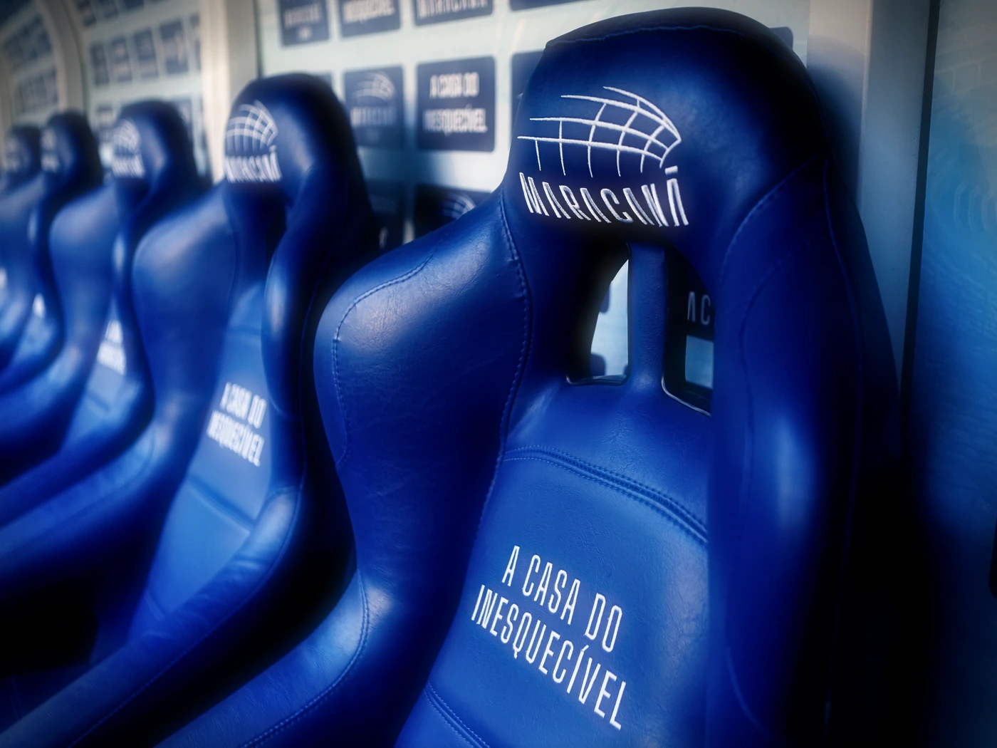 Poltronas azuis do Maracanã bordadas com a frase A casa do inesquecível.