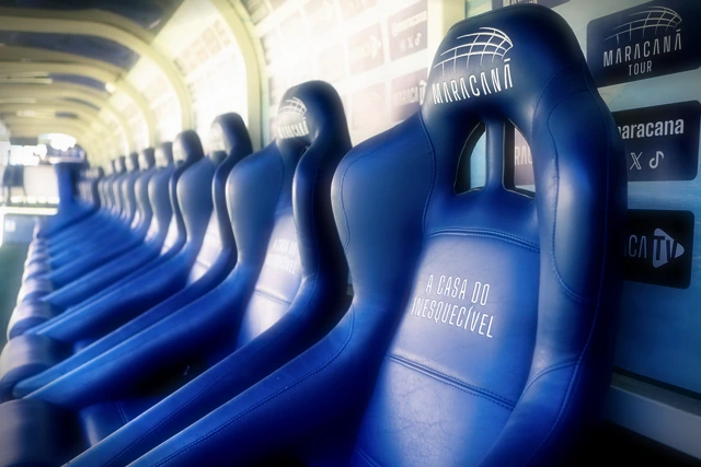 Poltronas azuis do Maracanã bordadas com a frase A casa do inesquecível.